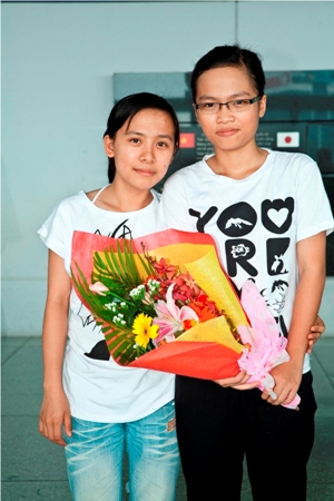 Đinh Thị Thu Hà (trái) và Trần Kim Thanh Vũ. (Ảnh: Intel ISEF)