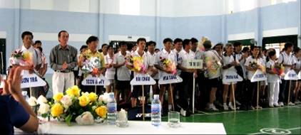 Ông Nguyễn Đức Thanh, PCT LĐLĐ thành phố trao tặng hoa cho các đoàn VĐV