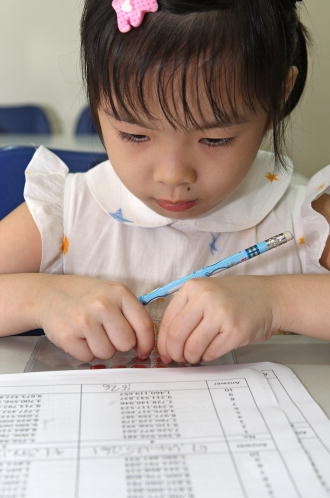Cô bé 5 tuổi Cherlyn Lee vừa lập kỷ lục mới về giải toán ở Singapore. (Ảnh: Straits Times)